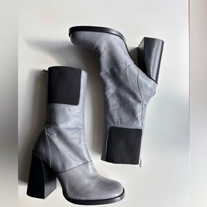 L’INTERVALLE Grey and Black Boots. Size 41 US 10